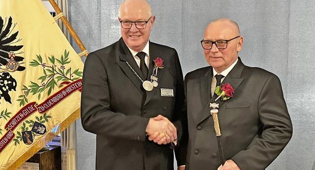 Mit der Übergabe seines Ältermannstocks und Plakette an Carsten Gonsior leitete Karsten Prokoph „Das Jahr der drei K(C)arsten“ unter den Ältermännern ein. Denn mit der Ältermannübergabe 2025 freuen sich Karsten Prokoph als 1. Ältermann, Carsten Gonsior als 2. Ältermann und Karsten Marzian als 3. Ältermann auf eine gute Zusammenarbeit zum Wohle der Gilde und schöne Festivitäten.