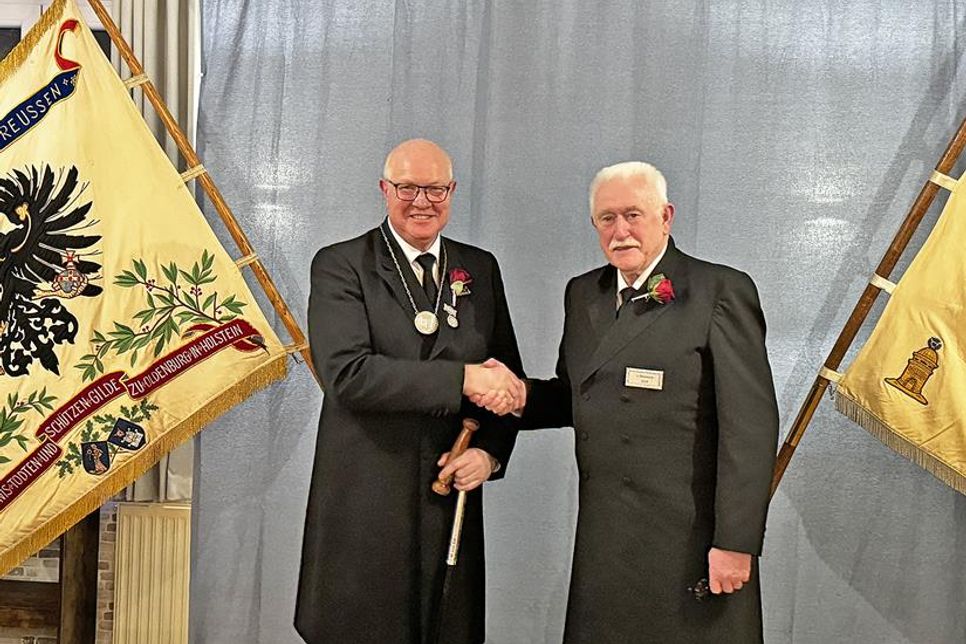 Karsten Prokoph übernahm die Ältermann-Insignien von Willi Horn und ist somit neuer ierst Öllst im Jahre 2025. Damit erfüllt sich für ihn ein lang gehegter Wunsch, den er schon als junger Gildebruder mit seiner Ehefrau Eike geteilt und die ihn hierin fortan auch unterstützt hat.