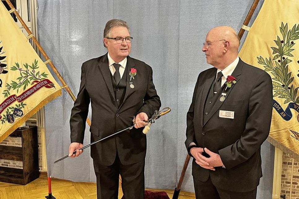 Mit dem Kapitänssäbel in Händen stellt Gildebruder Manfred Jugert in 2025 den 3. Kapitän. Der 1. Kapitän Hans-Jürgen Löschky zeigte sich glücklich über die Amtseinführung und freut sich auf eine gute Zusammenarbeit mit einem langjährigen Freund.