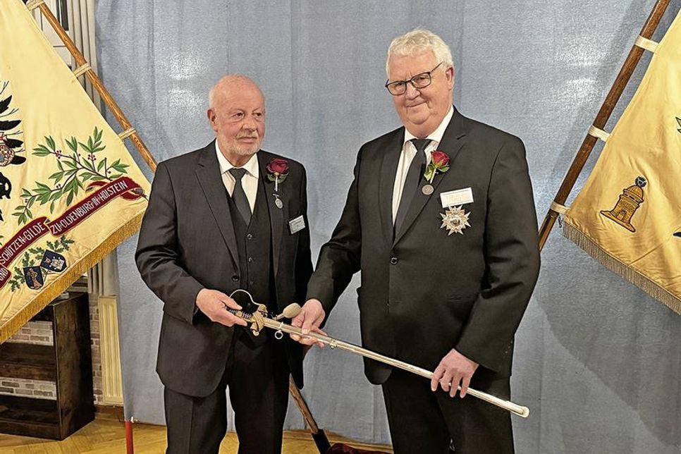 Gilde-Major Bernd Schultz überreicht den Säbel an seinen Amtsnachfolger Bernhard Albert. Der scheidende Major bedankte sich bei seinem Offizierskorps mit herzlichen Worten für die gute Zusammenarbeit der zurückliegenden Jahre und gab seinem Gildebruder die Empfehlung mit auf den Weg, nicht nur zu führen, sondern auch stets ein offenes Ohr für die Anliegen der hervorragenden Mannschaft zu haben.