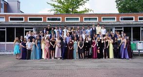 Die Abschlussschülerinnen und Abschlussschüler der Jacob-Lienau-Schule Neustadt.