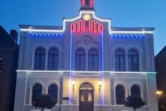 Oldenburger Rathaus - in den Farben der französischen Flagge beleuchtet
