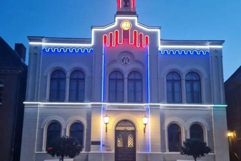 Oldenburger Rathaus - in den Farben der französischen Flagge beleuchtet