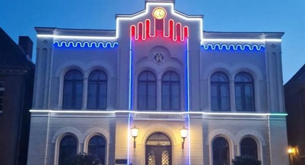 Oldenburger Rathaus - in den Farben der französischen Flagge beleuchtet