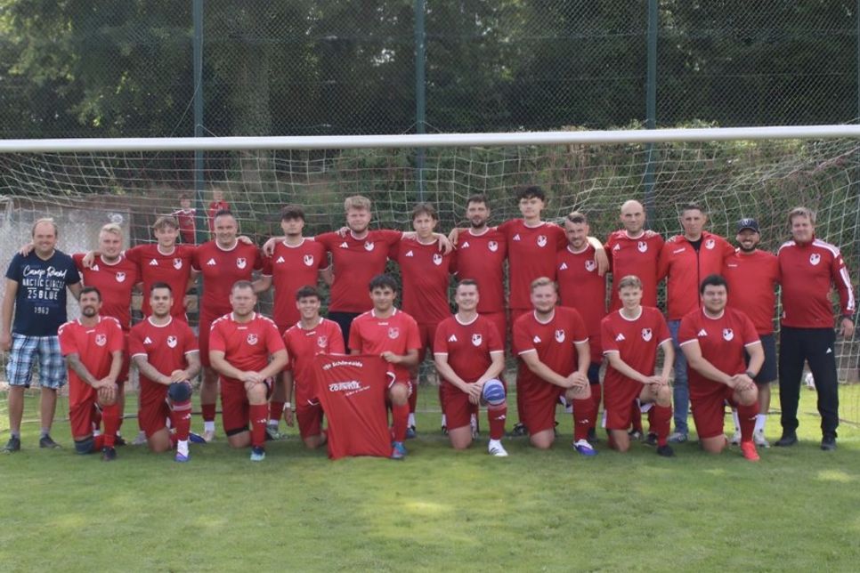 Die Herrenmannschaft freute sich über das Sponsoring und die Unterstützung zur neuen Saison.
