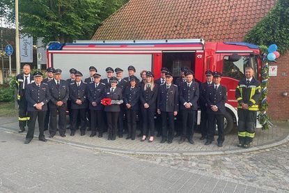 Die Ortswehr vor dem neuen Löschfahrzeug.