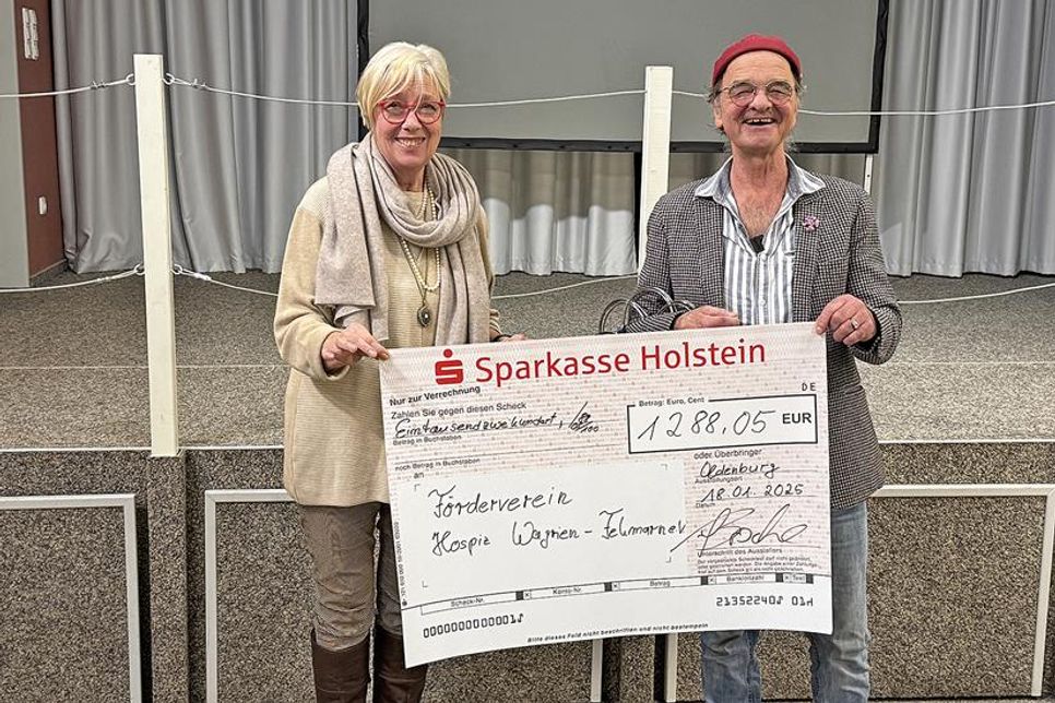 Symbolische Spendenübergabe an die Vereinsvorsitzende Beate Rinck durch Märchenerzähler Gerhard Bosche, der vielen Leser:innen sicherlich von Märchenerzählungen über fayritale bekannt ist.