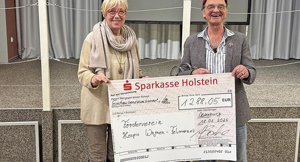 Symbolische Spendenübergabe an die Vereinsvorsitzende Beate Rinck durch Märchenerzähler Gerhard Bosche, der vielen Leser:innen sicherlich von Märchenerzählungen über fayritale bekannt ist.