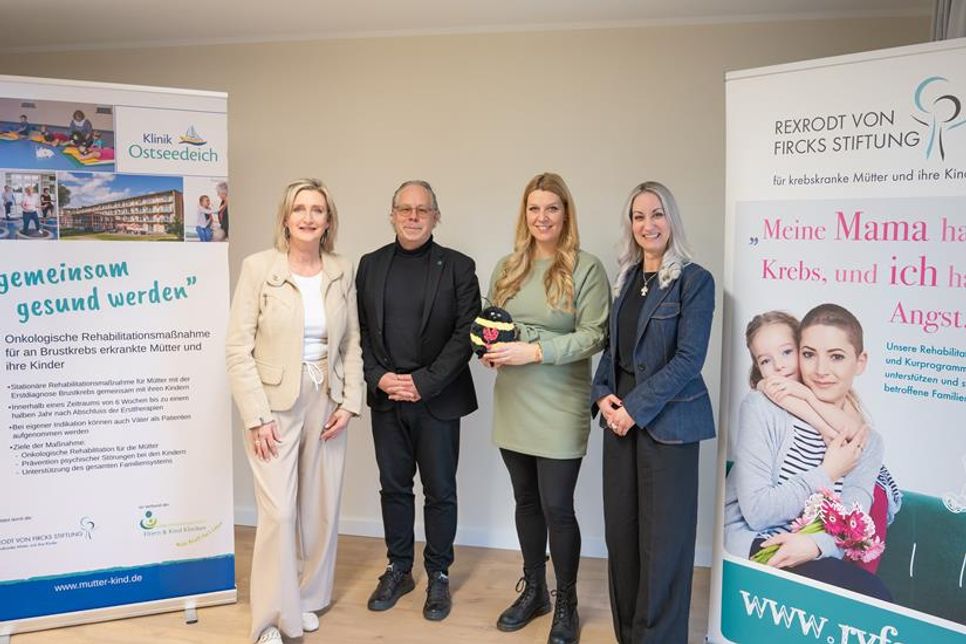 Ulrike Baumann (Klinikleitung), Dr. Rüdiger Gaase (Vorstand Rexrodt von Fircks Stiftung), Ann-Kathrin Brückel und Nadine Espey (Vorstand Rexrodt von Fircks Stiftung) (v. lks.).
