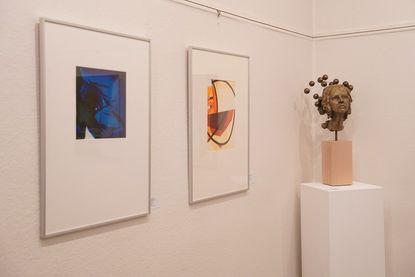 Decollagen von Ingrid Maschke und eine Skulptur von Cathrin Schulz-Mirbach.