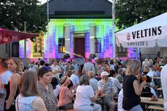 Ab 22 Uhr wurde das Rathaus in eine riesige Leinwand aus Farben, Licht und bewegten Bildern und Musik verwandelt.