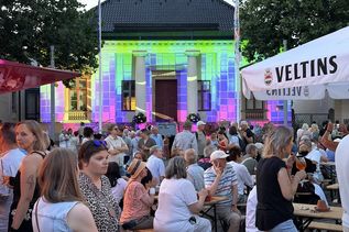 Ab 22 Uhr wurde das Rathaus in eine riesige Leinwand aus Farben, Licht und bewegten Bildern und Musik verwandelt.
