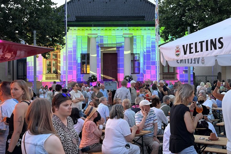 Ab 22 Uhr wurde das Rathaus in eine riesige Leinwand aus Farben, Licht und bewegten Bildern und Musik verwandelt.