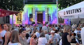 Ab 22 Uhr wurde das Rathaus in eine riesige Leinwand aus Farben, Licht und bewegten Bildern und Musik verwandelt.