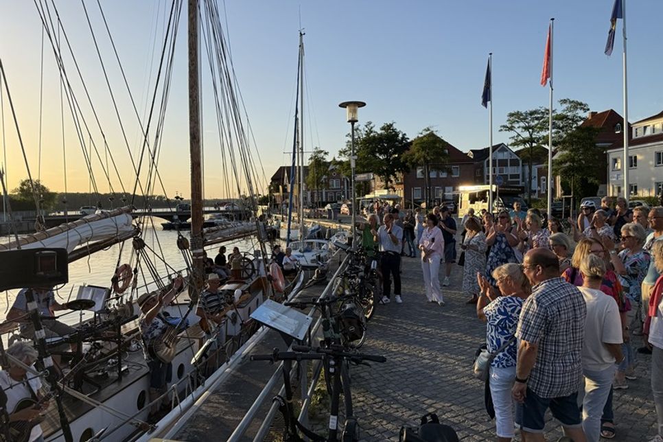 Nicht nur an Land, sondern auch auf dem Wasser wurde musiziert.