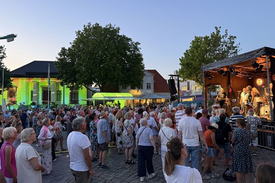 Begleitet wurde die Lichtshow vom Terri Green Project, dessen mitreißender Mix aus Soul, Funk und modernen Grooves den Marktplatz zu einer großen Open-Air-Bühne machte.