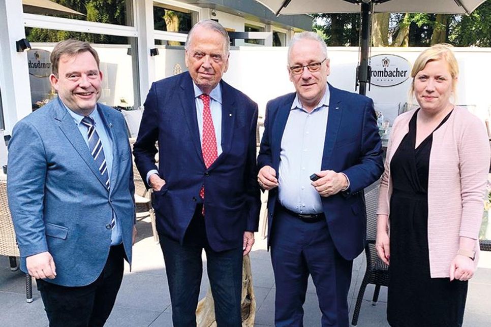 Gemeinsame Ehrung einer großen Persönlichkeit (v.l.): Carsten Dyck, Dr. Arend Oetker, Frank Schumacher und Wiebke Zweig.