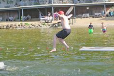 Einige Schwimmer wagten auch den buchstäblichen Sprung ins kalte Wasser.