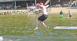 Einige Schwimmer wagten auch den buchstäblichen Sprung ins kalte Wasser.