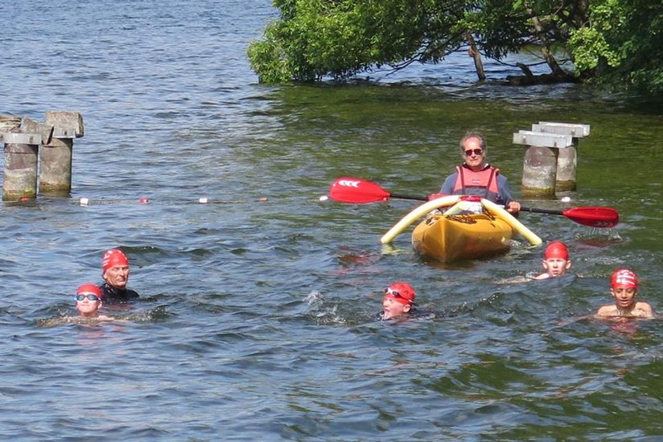 In Fünfer-Gruppen schwammen die Schüler*innen die 100 Meter durch den 17 Grad frischen Dieksee.