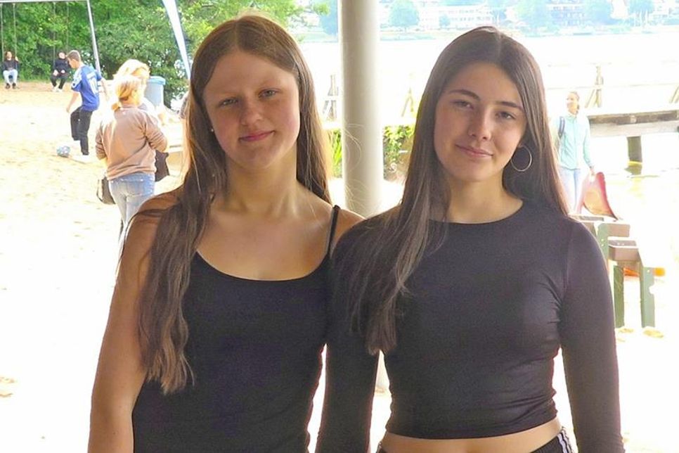 Linn und Nyla freuten sich als Pressesprecherinnen über die große Resonanz beim Sponsorenschwimmen.