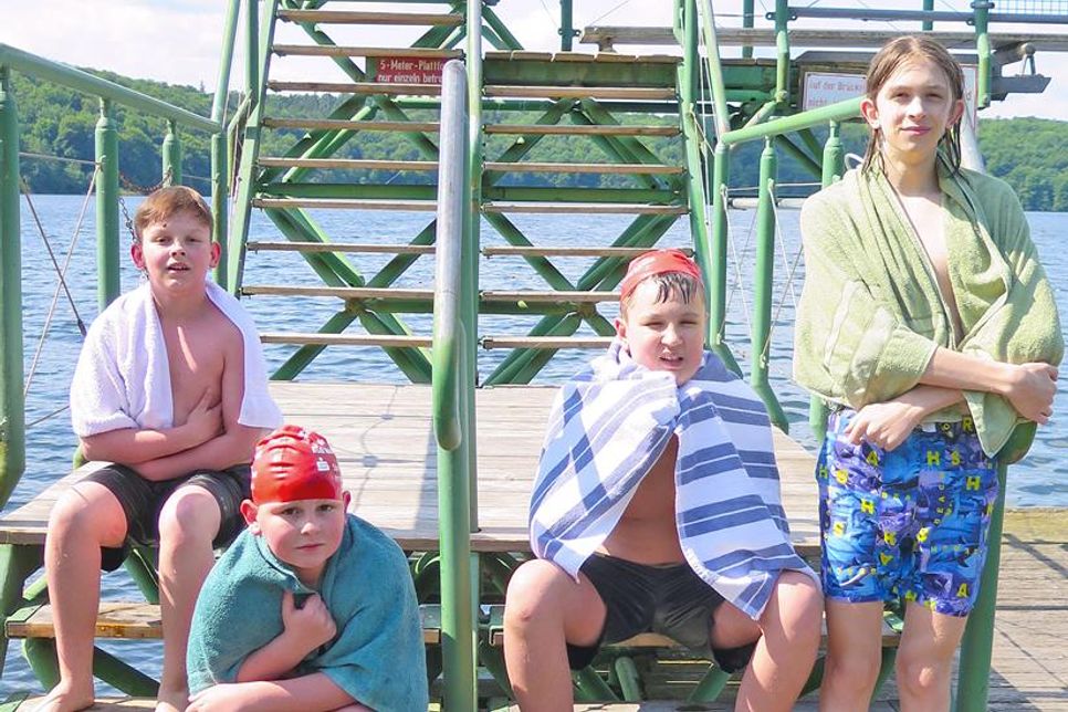 Das 17 Grad kühle Wasser des Dieksees schreckte die rund 70 Schülerinnen und Schüler der Schule an den Auewiesen in Malente nicht ab. Beim 2. Sponsorenschwimmen ihrer Schule machten sie ordentlich Strecke und so kamen fast 1.000 Euro für das „Hospiz im Wohld“ zusammen. Erschöpft, aber glücklich mitgemacht zu habenwaren Nikita, Jaroslav, Maksym und Danil, die ein rein ukrainisches Schwimmteam bildeten.