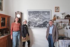 Constanze Köster, Claudia Freutel und Rainer Wagner (v.li.) zeigen das Bild an seinem neuen Platz.