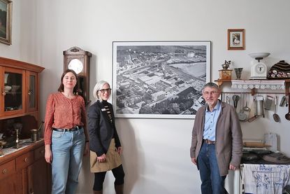 Constanze Köster, Claudia Freutel und Rainer Wagner (v.li.) zeigen das Bild an seinem neuen Platz.