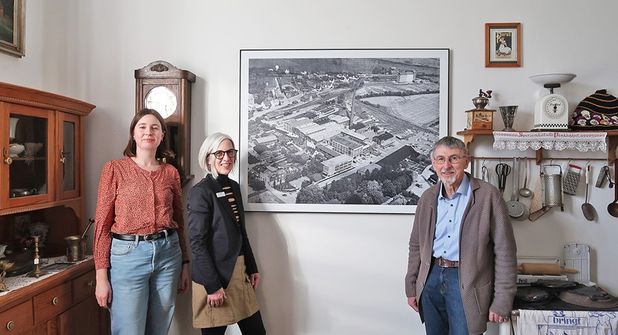 Constanze Köster, Claudia Freutel und Rainer Wagner (v.li.) zeigen das Bild an seinem neuen Platz.