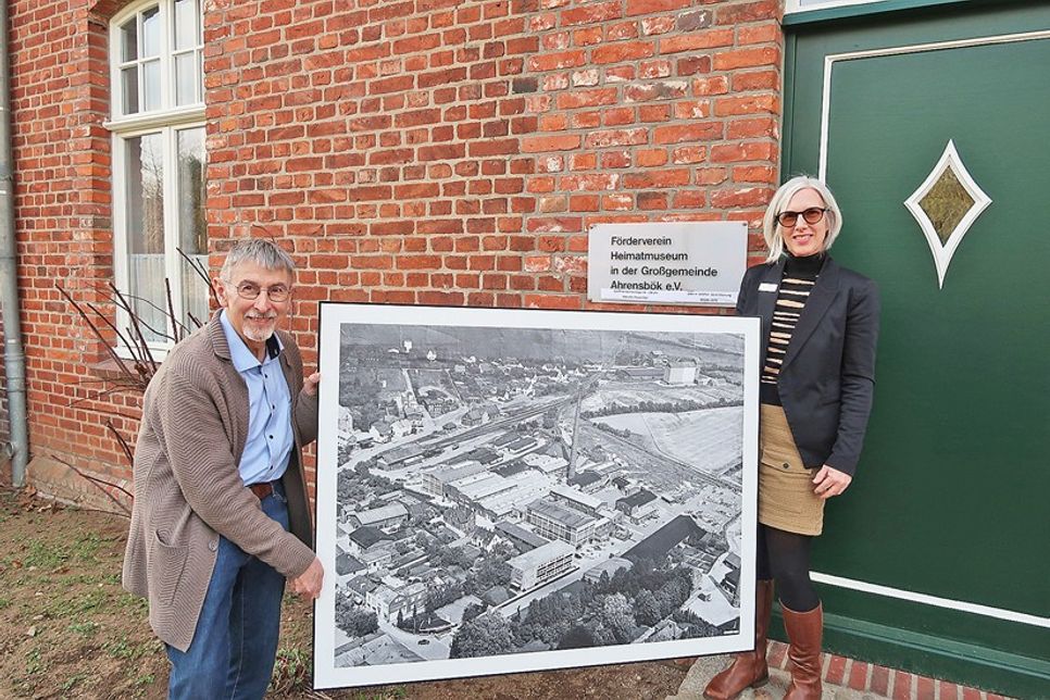 Seit 120 Jahren ist der Name „Globus“ mit Ahrensbök verbunden. Eine Luftaufnahme des Werksgeländes aus dem Jahr 1972 ist daher ein besonderer Schatz für das Heimatmuseum. Professionell aufgearbeitet hat es einen passenden Platz gefunden.