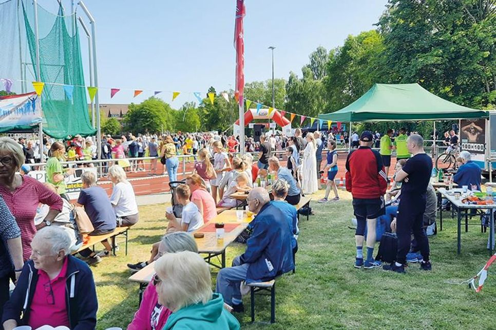 Traditionell wird das Lauf-Event von einem bunten Treiben auf dem Sportplatz begleitet.