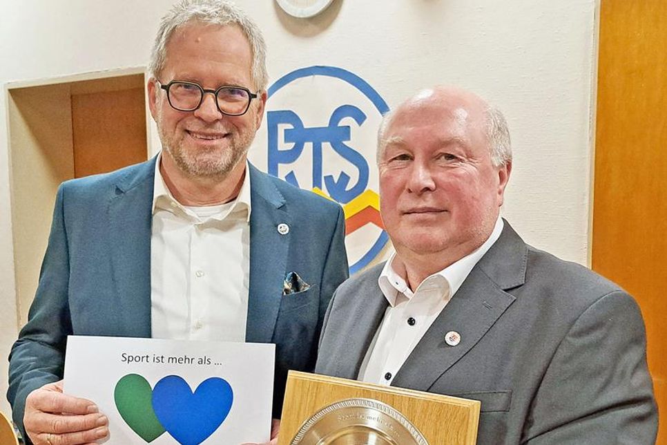 Ralf Reikat (links) zeichnete Olaf Szupryczynski für sein großes Engagement aus.