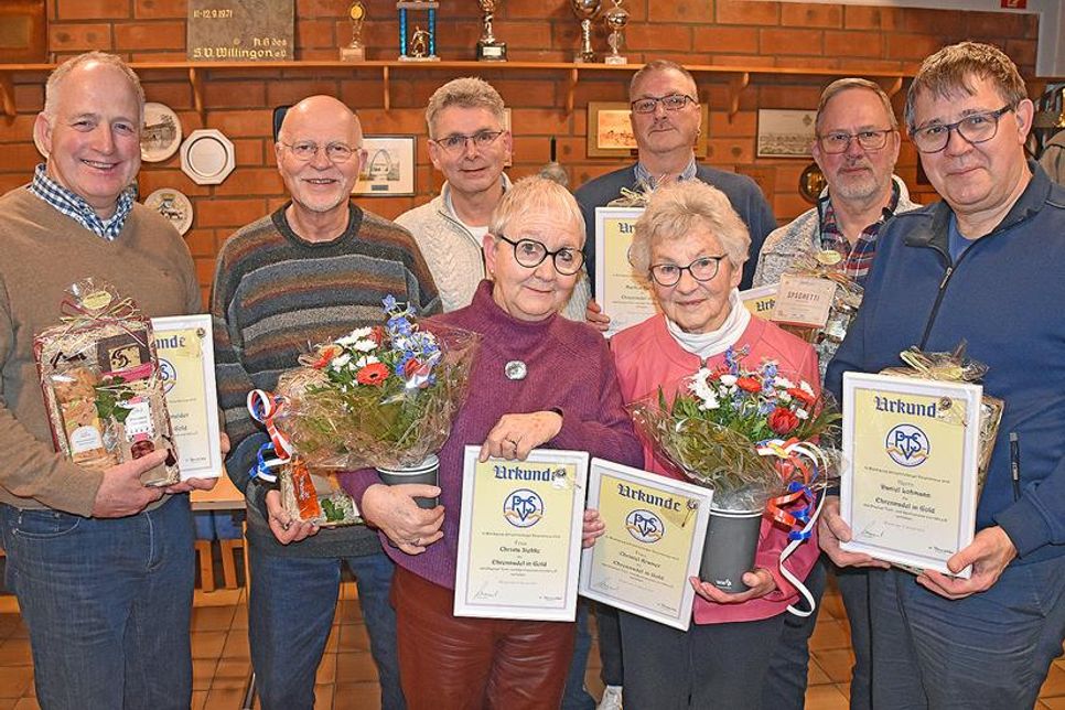 Erhielten die Ehrennadel in Gold (v.l.): Andre Bendschneider, Karl Hermann Siebke, Dirk Schwarzlow, Christa Siebke, Markus Herzog, Christel Kramer, Ralf-Peter Kaireit und Daniel Lohmann.