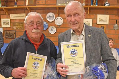 Seit 70 Jahren im Verein: Rüdiger „Emmi“ Sichting (links) und Klaus Wiese.