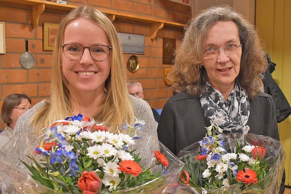 Sandra Zimmermann (links) und Angela Naß kamen für ihren Einsatz die bronzene Verdienstnadel.