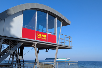 Der Rettungsturm am Südstrand mit neuer Beklebung.