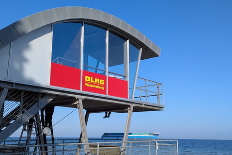 Der Rettungsturm am Südstrand mit neuer Beklebung.