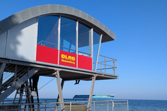 Der Rettungsturm am Südstrand mit neuer Beklebung.