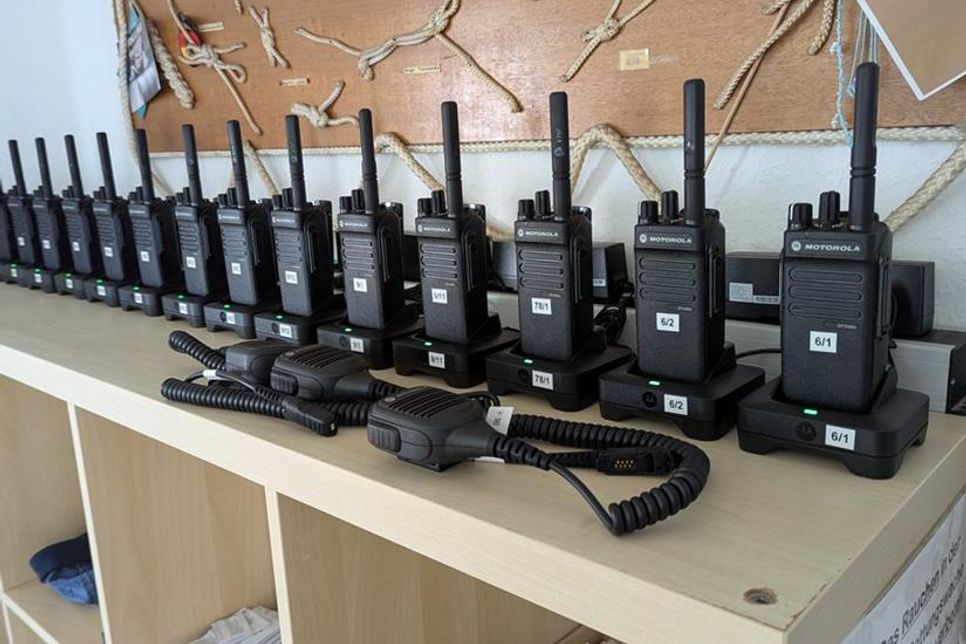 Die digitalen Funkgeräte in der Kellenhusener Hauptwache.