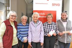 Sie sorgen als „fleißige Bienchen“ dafür, dass bei den vielen Veranstaltungen alles glatt läuft und der Kaffee nicht ausgeht. Dafür erhielten Renate Thode, Ursula Drews, Erika Schwien, Traute Giese und Isa Militzer (v.li.) den hochverdienten Dank.