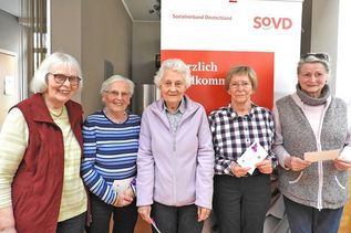 Sie sorgen als „fleißige Bienchen“ dafür, dass bei den vielen Veranstaltungen alles glatt läuft und der Kaffee nicht ausgeht. Dafür erhielten Renate Thode, Ursula Drews, Erika Schwien, Traute Giese und Isa Militzer (v.li.) den hochverdienten Dank.