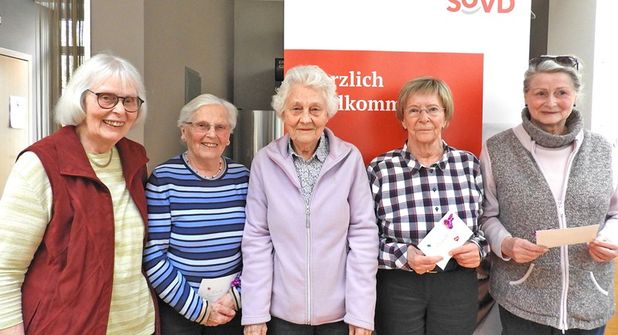 Sie sorgen als „fleißige Bienchen“ dafür, dass bei den vielen Veranstaltungen alles glatt läuft und der Kaffee nicht ausgeht. Dafür erhielten Renate Thode, Ursula Drews, Erika Schwien, Traute Giese und Isa Militzer (v.li.) den hochverdienten Dank.