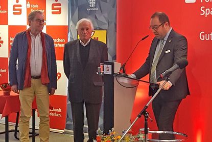 Bürgervorsteher Thure Koll verlieh die Bürgermeister-Kinder- Medaillen an Dieter Pape und Valentin Rothmaler.