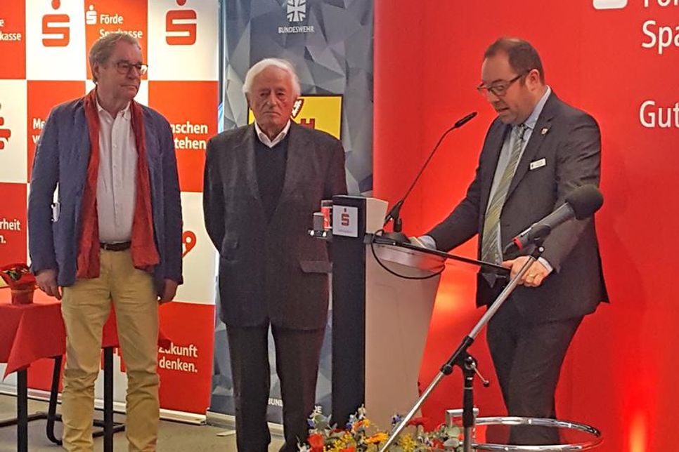 Bürgervorsteher Thure Koll verlieh die Bürgermeister-Kinder- Medaillen an Dieter Pape und Valentin Rothmaler.