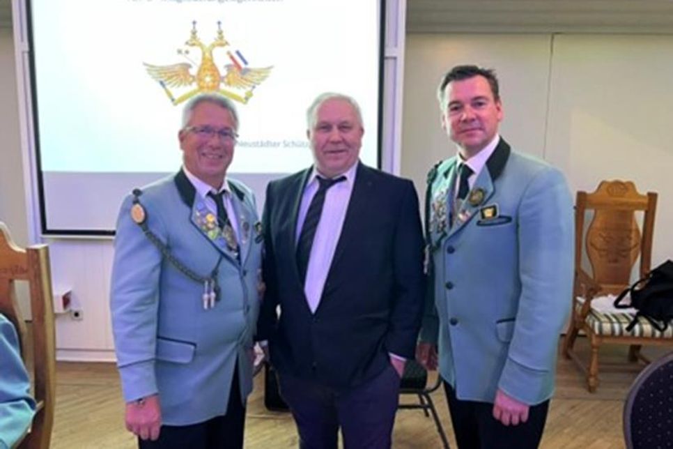 Begrüßung Rekrut: Ältermann Dr. Ralf Stolley, Rekrut Klaus Zilian, stellvertretender Ältermann Nils Hilbert (v. lks.).