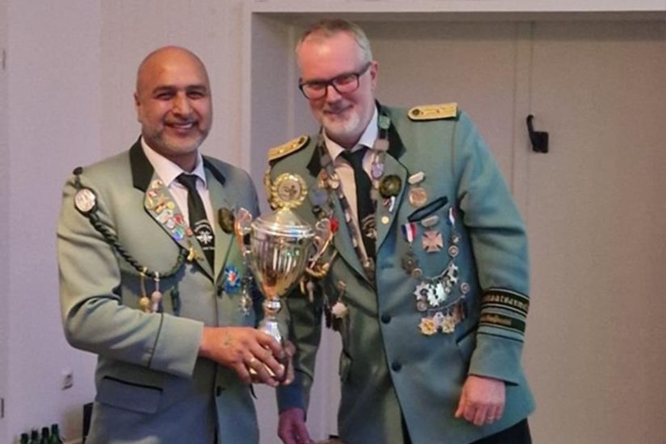 Verleihung des Bremer Pokals an Gurjinder Singh durch HSW Sven Gösch.