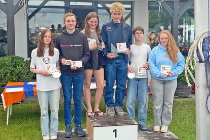 Das Siegerpodest mit Max Hümme/Jette von Bock (SVMG) (1. Platz), Jan Alexander Heyers/Martha Holst (SVH) (2. Platz) und Lina Victoria Titgemeyer/Theo Blesken(SCD) (3. Platz).