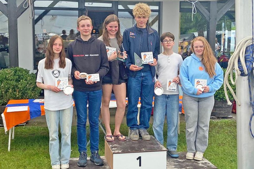 Das Siegerpodest mit Max Hümme/Jette von Bock (SVMG) (1. Platz), Jan Alexander Heyers/Martha Holst (SVH) (2. Platz) und Lina Victoria Titgemeyer/Theo Blesken(SCD) (3. Platz).