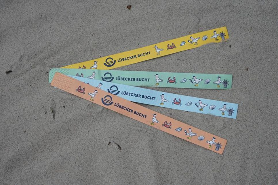 Das Strandband Lübecker Bucht gibt es in verschiedenen Farben.