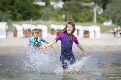 Mit Sicherheit mehr Spaß am Strand mit dem Strandband Lübecker Bucht.